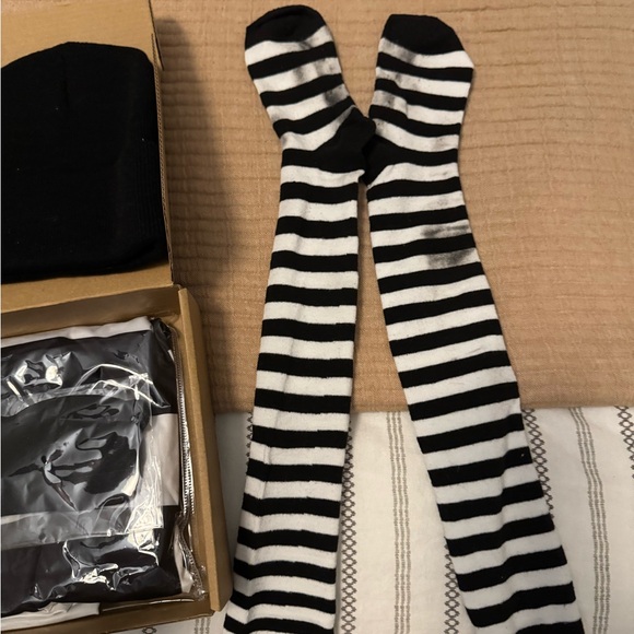 Black and White Robber Thief Woman Costume - Picture 5 of 7